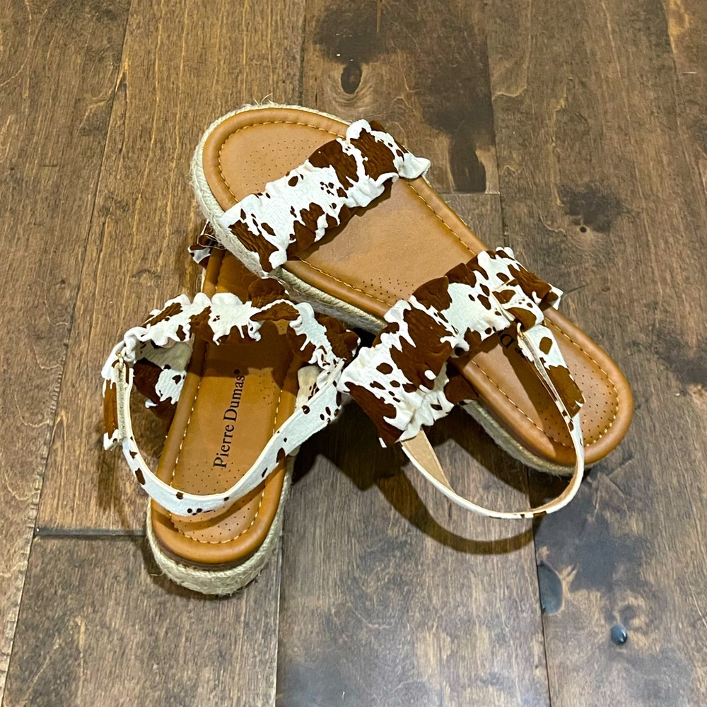Womens size 9 sandals never worn new without tags from smoke free home